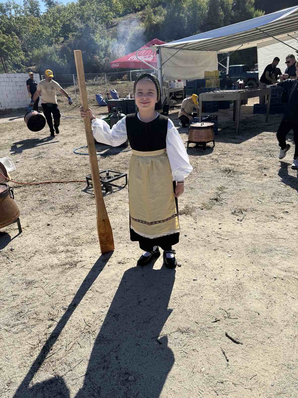 Κορίτσι με παραδοσιακή φορεσιά στη Γιορτή Κάστανου